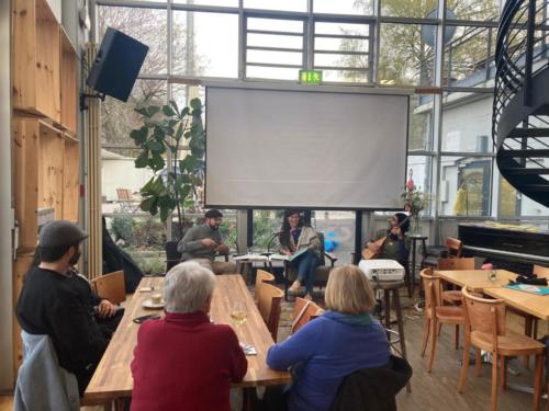 Bevor es losgeht: Die gemütliche Lesung im Café Toré (Kulturbunker Köln) mit Carina Plinke und Umut Piera an der Langhalslaute
