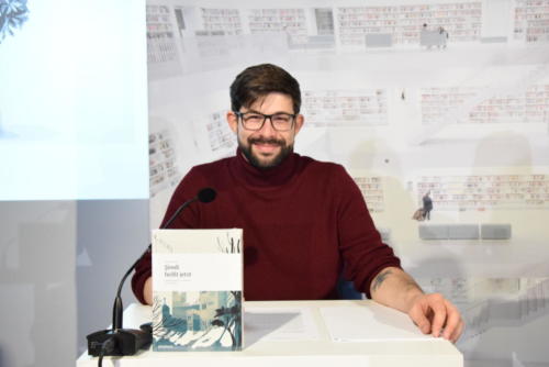 Navid Linnemann bei der Lesung von "Şimdi heißt jetzt" von Maviblau in der Stadtbibliothek in Stuttgart